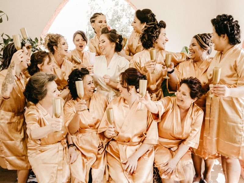 Damas de honor riendo con batas iguales