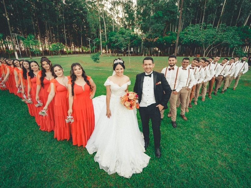 Cortejo de boda en un jardín