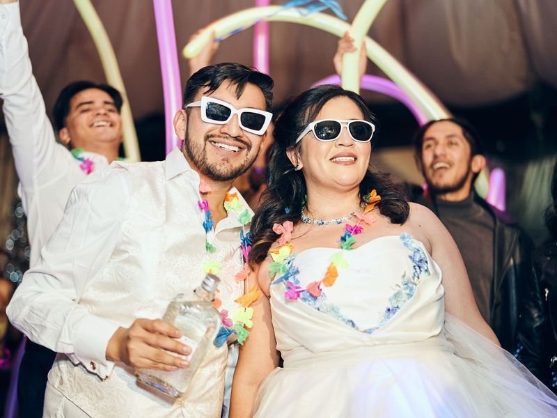 Novios celebrando con gafas de fiesta