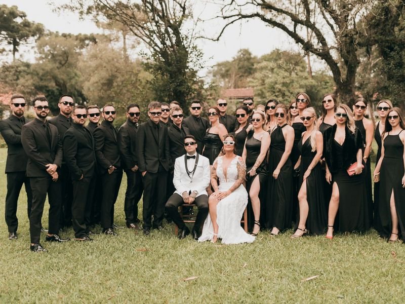 Foto de grupo de una boda al aire libre