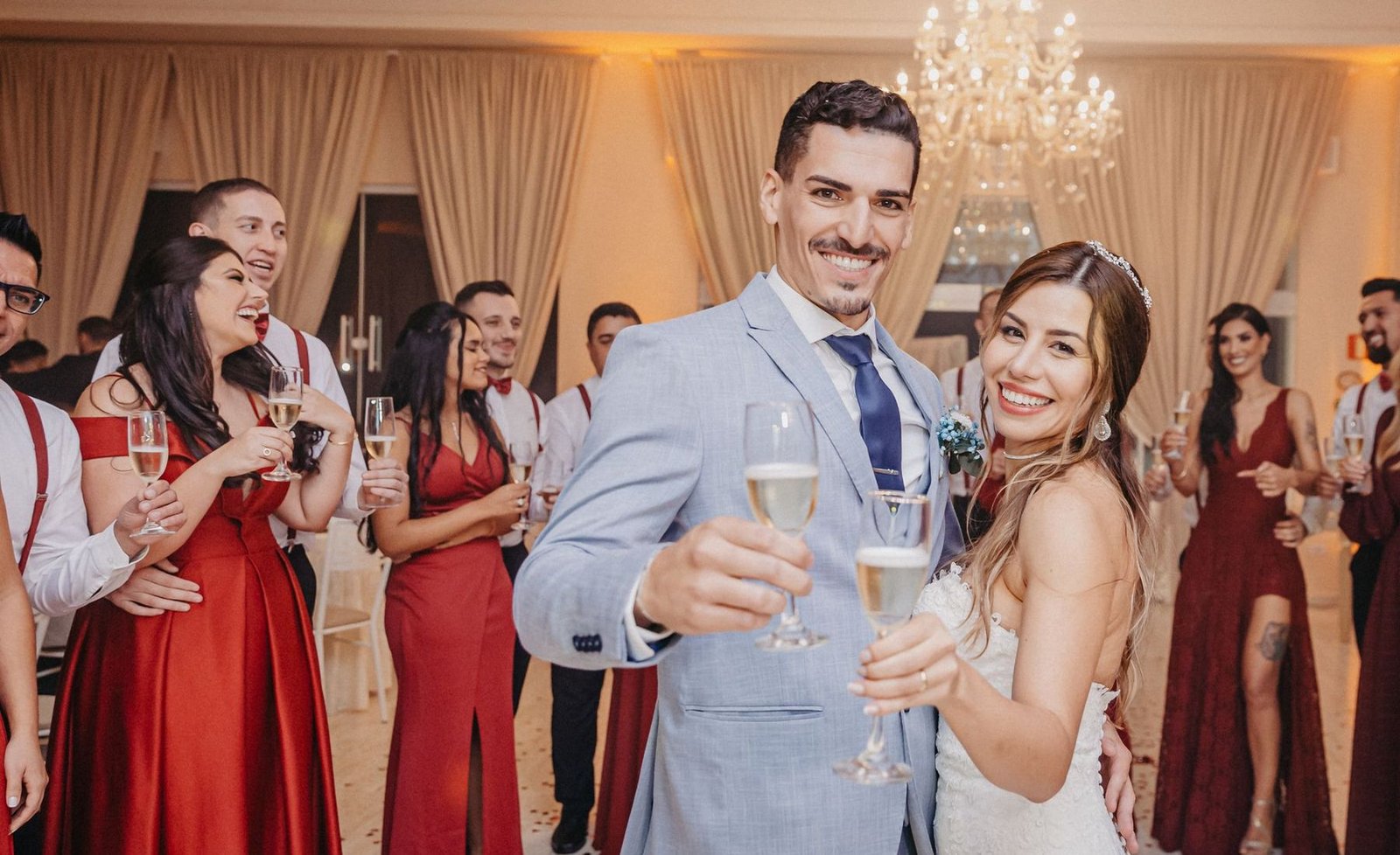 Novios brindando con sus invitados