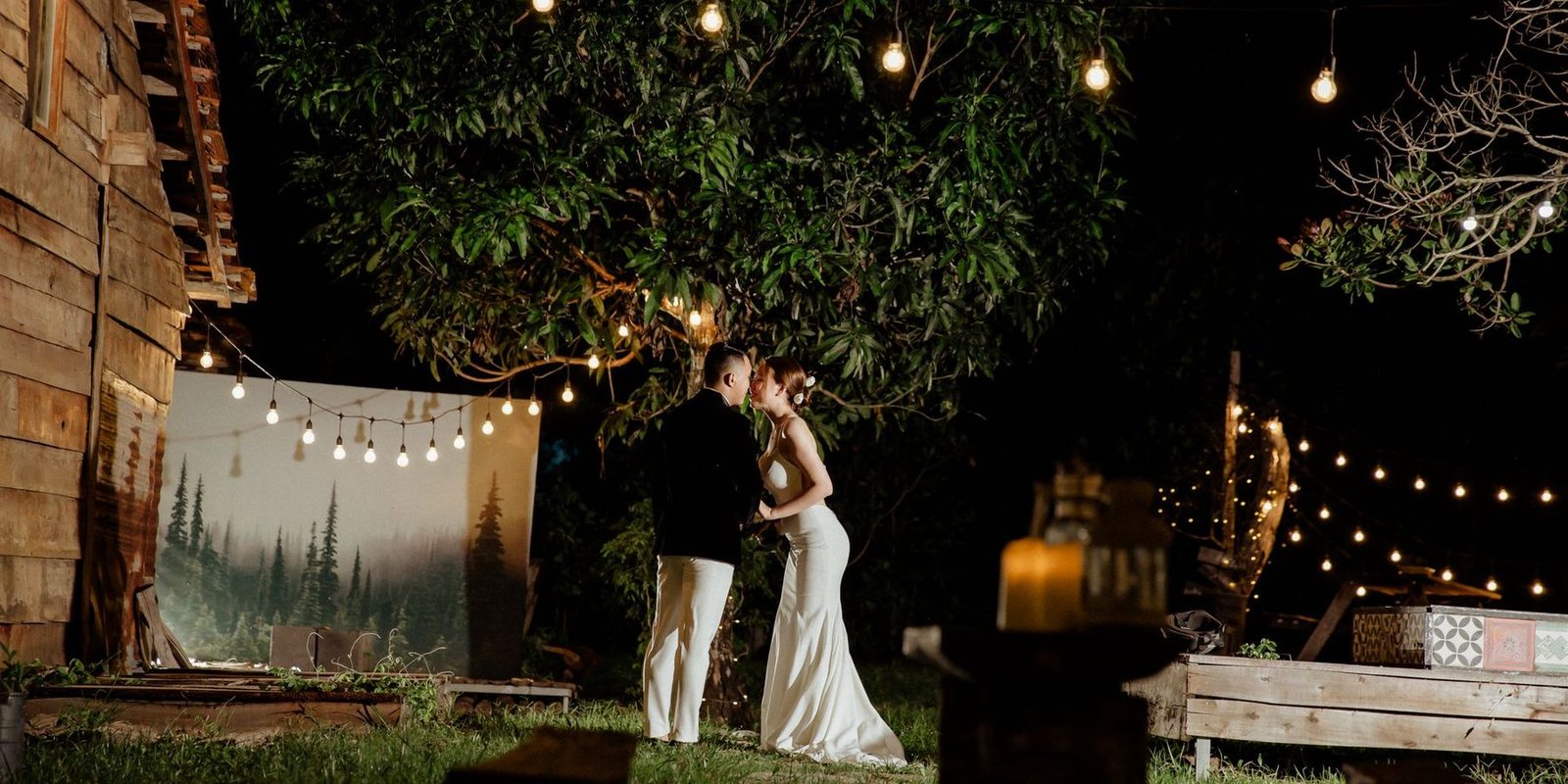 Pareja bailando de noche bajo luces