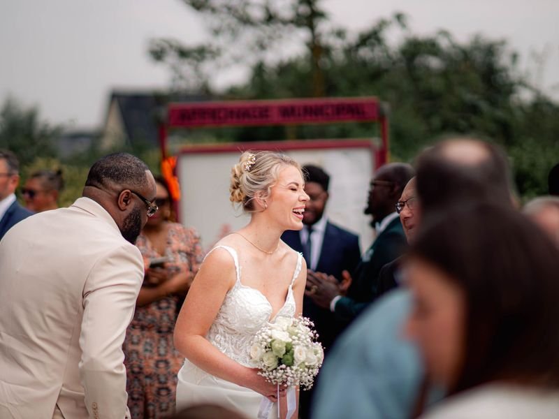 Novia riendo con sus invitados