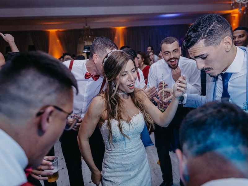 Novios bailando con sus invitados