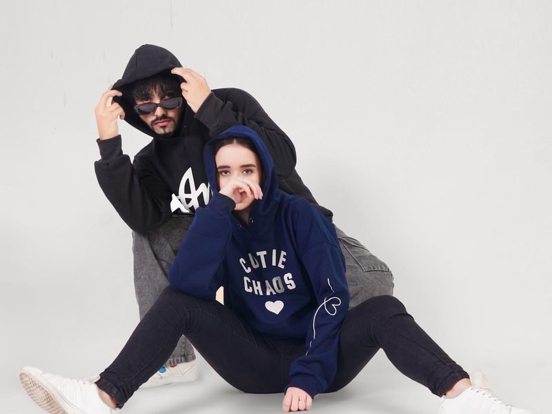 Dos personas con buzos estampados