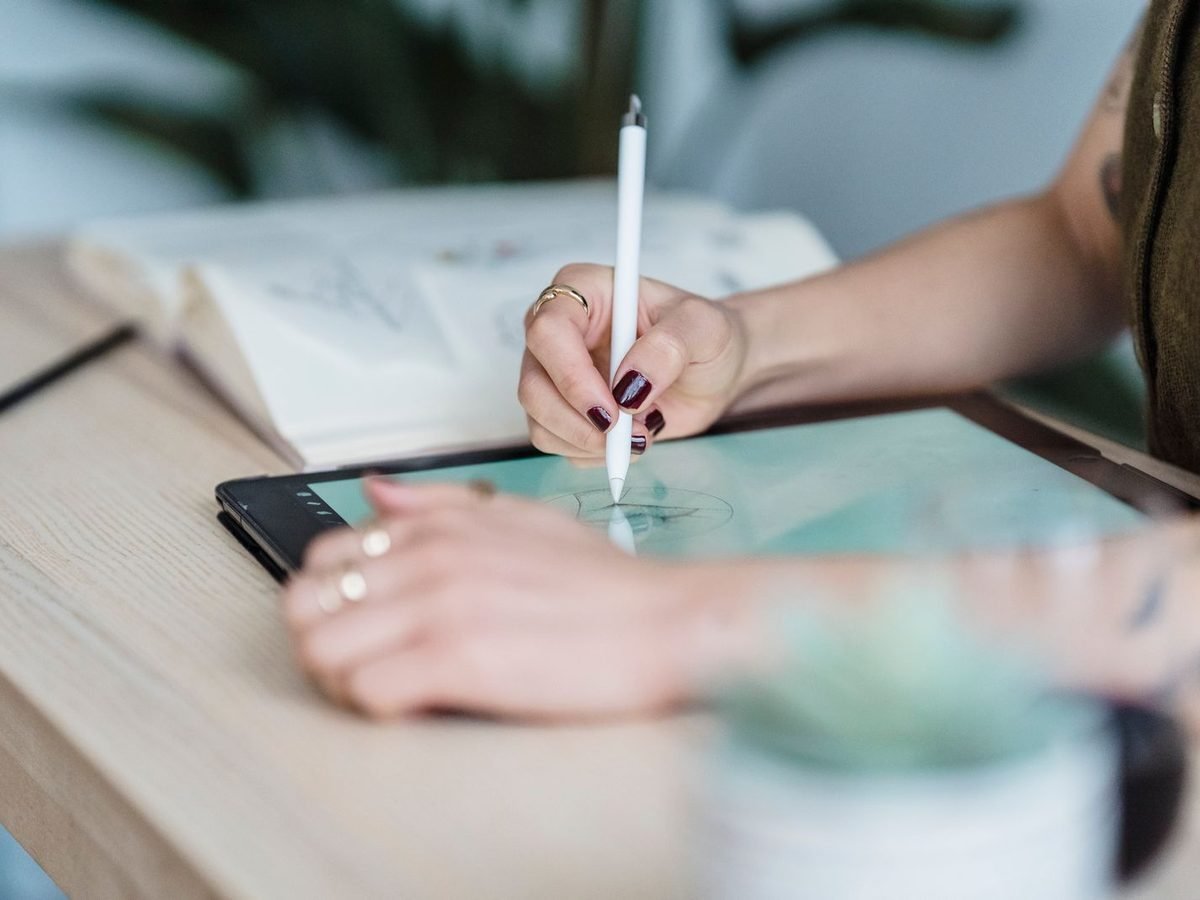 Diseñadora dibujando en una tableta