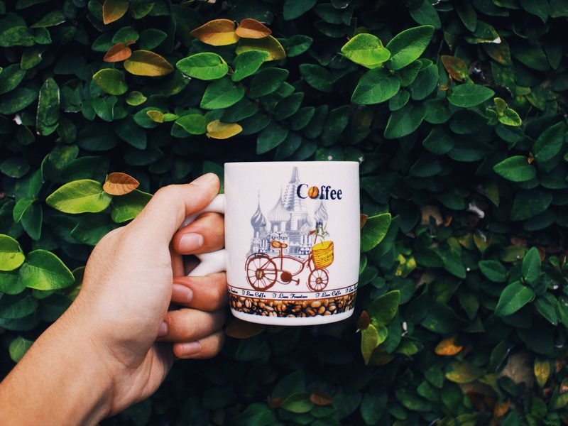 Mug personalizado en la mano