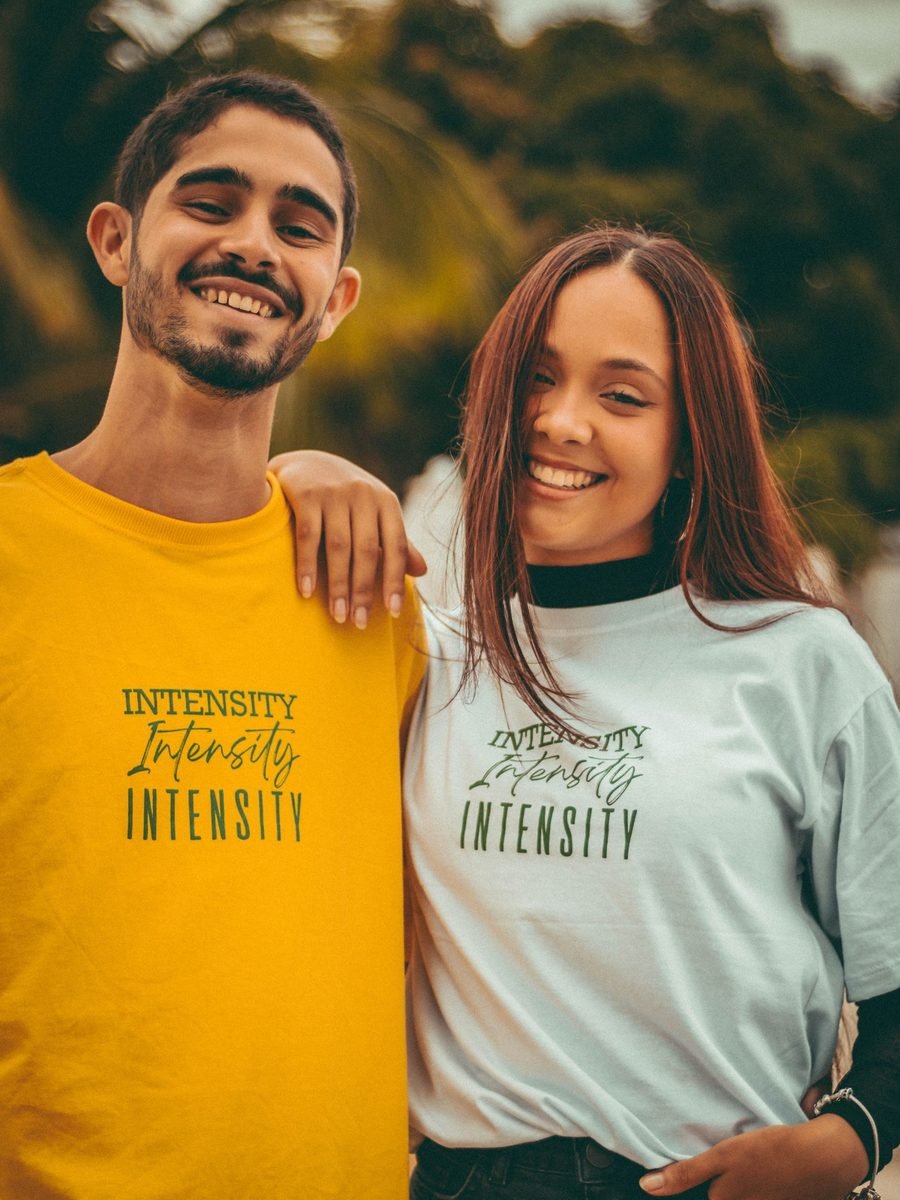 Pareja con camisetas estampadas a juego