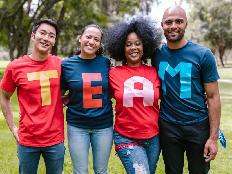 Equipo con camisetas que forman la palabra TEAM